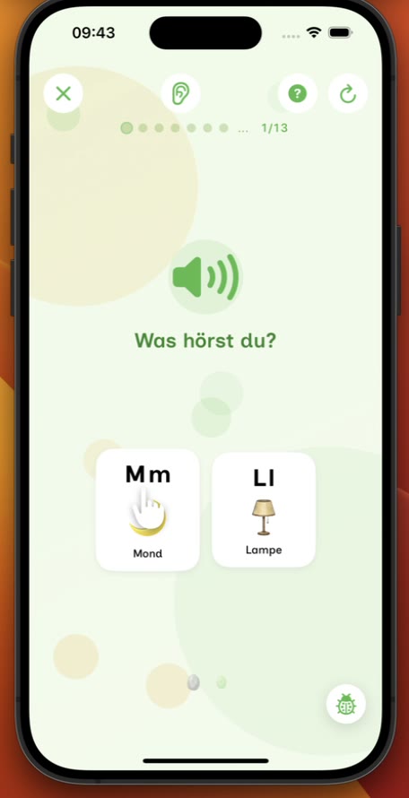 Loma zeigt in einer Hörübung die Auswahl Mond oder Lampe